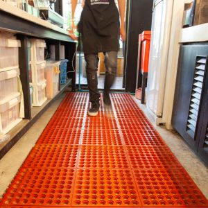 มาทำความรู้จัก 10 ข้อดี ยางปูพื้นลดเมื่อยรังผึ้ง ระบายน้ำ 12 GETFLOORMAT-ยาง-รังผึ้ง-พื้นยางกันลื่น-ยางปูพื้น