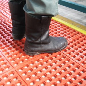 มาทำความรู้จัก 10 ข้อดี ยางปูพื้นลดเมื่อยรังผึ้ง ระบายน้ำ 13 GETFLOORMAT-ยาง-รังผึ้ง-พื้นยางกันลื่น-ยางปูพื้น-66